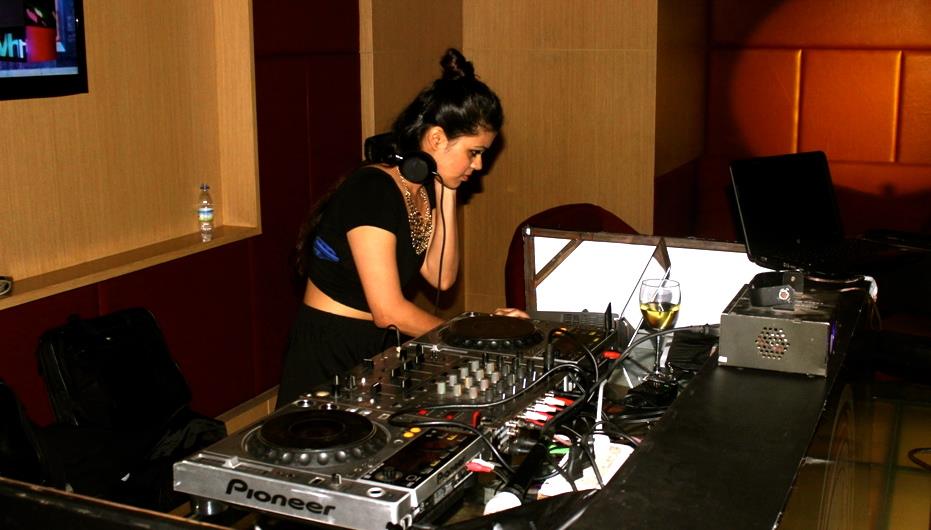 female disco jockey mumbai